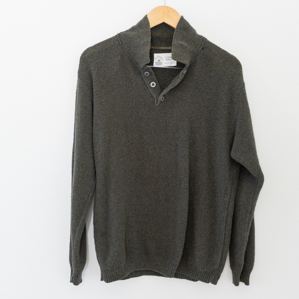 Common Threads Green Pullover Size Medium - image 1